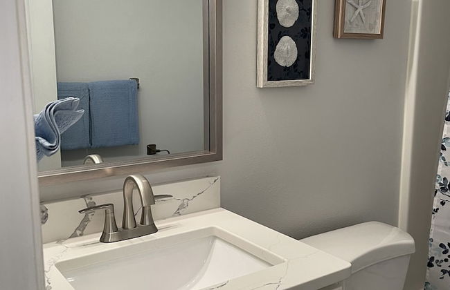 Coastal Retreat 3 Bedroom Home by RedAwning - Photo 14