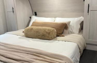 Modern Luxury RV Retreat, Your Cozy Tiny Home - Foto 9