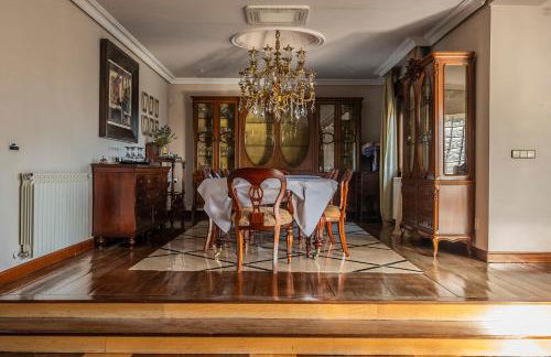 Mansión con Jacuzzi a 40 grados, gran piscina y Pádel - Photo 17