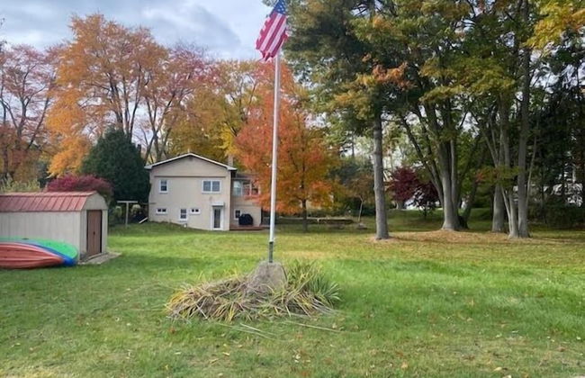 Amazing Lakefront Retreat On Long Lake! 2 Bedroom Home by RedAwning - Foto 44