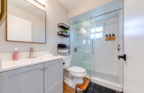 Beautiful home, centrally located to Parks with Pool - Foto 16