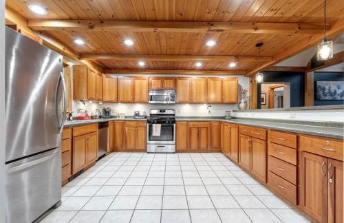 3 Mi to SR! Sleeps 25, Spacious, Hot Tub, Arcade! - Foto 20