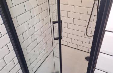 Modern 5 bedroom house with parking, London - Foto 13