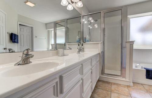 Spacious 3BR Retreat Close to Downtown & Outlets - Foto 23