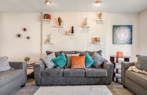 Mid-Century Mod - 7 BR Sleeps 22 - Hot Tub & Game Room - Foto 14