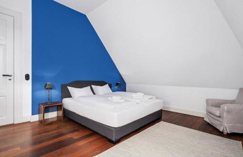 GUT KLETKAMP "Penthouse im Schloss" - Premium-Ferienwohnung mit 5 Schlafzimmern auf 400qm I Kamin I 2 Wohnzimmer I Garten & Terrasse I Wald- und Seeblick I Profi-Küche I 15 Min zur Ostsee I Parkplätze I WLAN - Foto 14