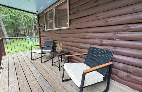Cozy Berkshires Cabin with Lake, Beach, Hot Tub, Fireplace - The Wilde BNB - Foto 16