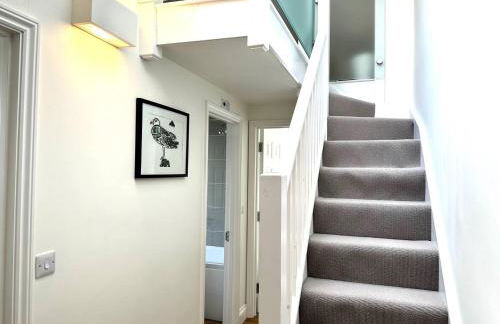 Riverside Apartment with Stunning Views & Patio - Foto 25