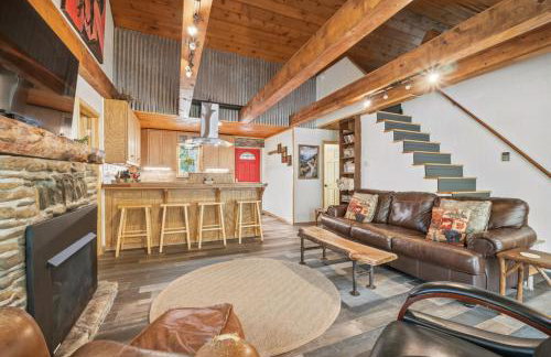 Sitting Bear Cottage with Hot Tub - Photo 4