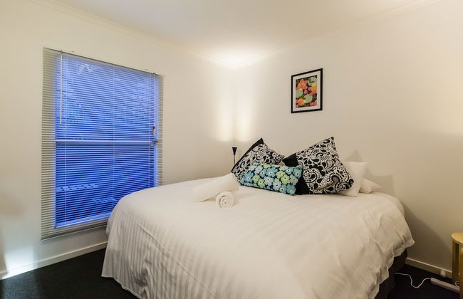 DAWN, 2BDR Carlton Apartment - Photo 2