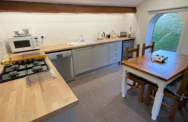 Pear Tree House 2 bed apartment - Photo 13