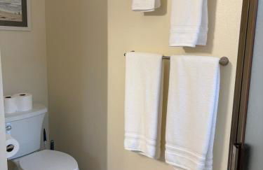 Seaside Garden Escape, A Stroll to the Beach! - Foto 26