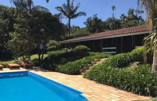 Lindo e aconchegante chalé com piscina, lareira e churrasqueira - Foto 31