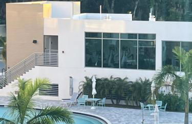 Luxury 2 Bed 2 Bath Waterfront Condo with Patio Sunsets Gym and Parking - Foto 57