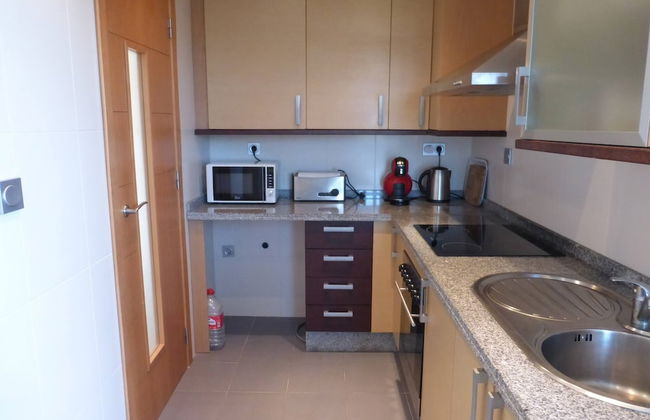 Beautiful 2 Bedroom 2 Bathroom Apartment With Pool - Photo 19