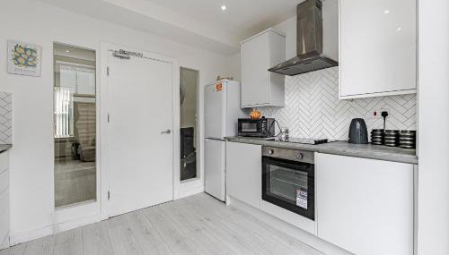 New Modern 2-Bed Apartment in Central Southend, Sleeps 5, Contractor Friendly - Foto 3, stove, toaster