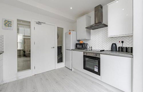 New Modern 2-Bed Apartment in Central Southend, Sleeps 5, Contractor Friendly - Foto 3