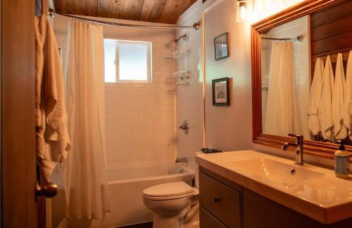 Mid-century Cabin Hideaway - Hot Tub & Fire Pit - Foto 50