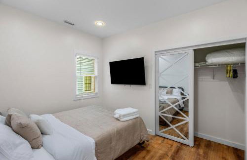 Stylish 4BR Haven: Serene Backyard and Fire Pit - Foto 46