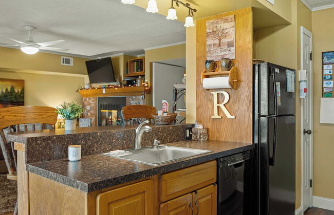 Boulder Lake-scape Lakefront Views + Firepit Central, Walkable Location - Foto 25