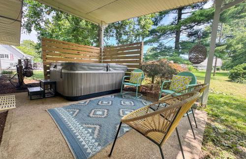 Mid-Century Modern Themed Home with Outdoor Hot Tub - Foto 26