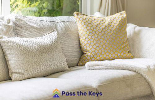 Detached countryside family home, set in extensive private gardens, with a hot tub - Pass the Keys - Photo 8