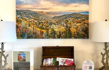 Stylish Mountain Chalet 15mins to Gore Mountain , Large Hot Tub, Playroom & Large Heated Pool - Foto 35