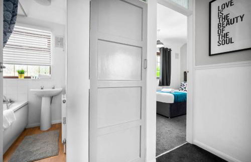 Three Bedroom House - Garden Space - Parking Included - Netflix Access - Parking - 74B - Foto 52