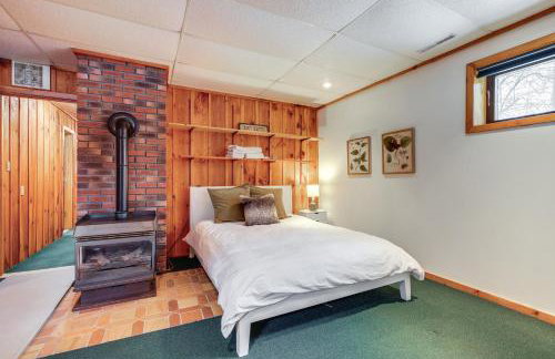 Porch and Views Queensbury Three Family Lakehouse - Foto 15