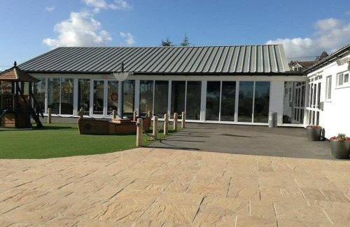 Delightful two bedroom caravan on Par Beach. - Foto 29