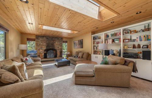 Chamberland retreat-Hot Tub, Pool Table, Movie & Ski - Photo 2