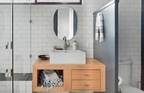 Cozy Bungalow Retreat Walking Distance to Downtown - Photo 6