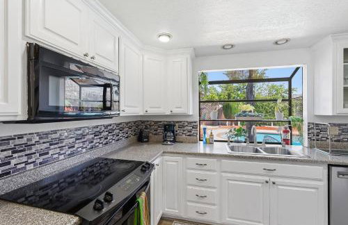 Colorful and Cozy Haven with Heated Pool - Foto 16