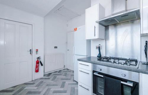 Luxury 3-Bedroom Apartment with 75-Inch TV, Fireplace & Terrace near Manchester Airport - Photo 18