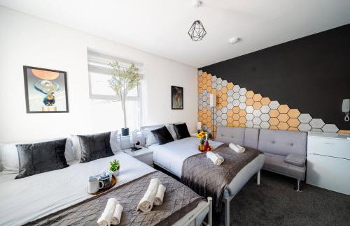 Open Mind Property - HotTub, 2 Guests & 1 Bed - Photo 2