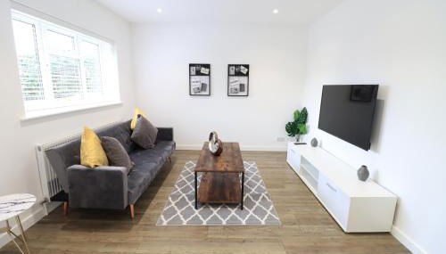 Detached Bungalow - Sleeps 8 - Free Parking, Fast Wifi, Smart TV and Garden by Yoko Property - Foto 2