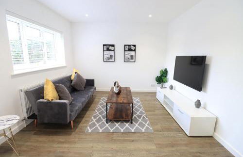 Detached Bungalow - Sleeps 8 - Free Parking, Fast Wifi, Smart TV and Garden by Yoko Property - Photo 2