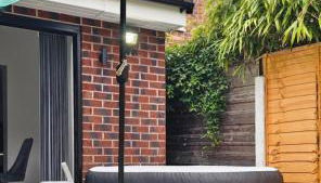 Manchester 2BR Luxe Lounge, Hot Tub, Pool Table - Photo 3