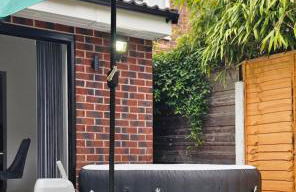 Manchester 2BR Luxe Lounge, Hot Tub, Pool Table - Photo 3