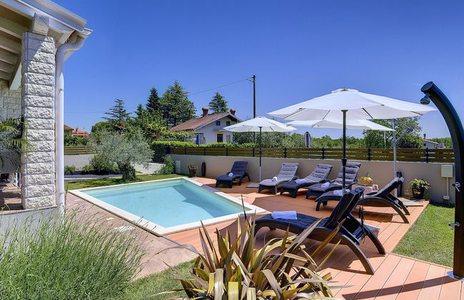 Superb Modern Villa With Pool, Large Fenced Yard Near the Beach - Foto 21