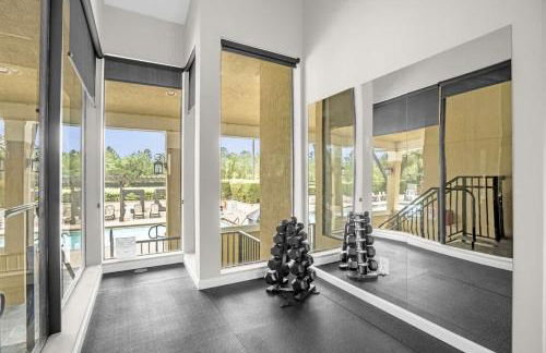 Cozy & Elegant 4BR Enchanted Townhouse - 1 Mile to Disney with Resort Pool, Gym, & Jacuzzi - Photo 38