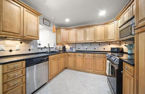 Tropical PoolHome Walk to Shops Near Beach - Foto 52