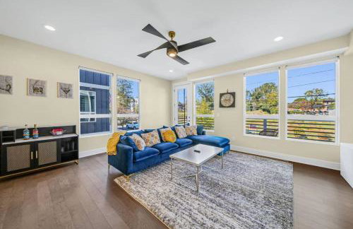 Modern 4-Story 3-BR Townhome with Rooftop Lounge - Foto 51