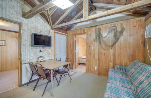 Stone Lake Cabin with Private Deck and Fire Pit! - Foto 3