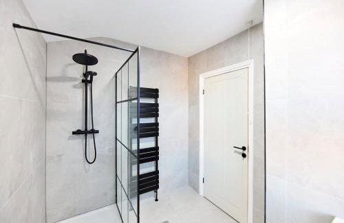 Aura - Elegant Retreat in Prime Leeds Location! - Foto 30