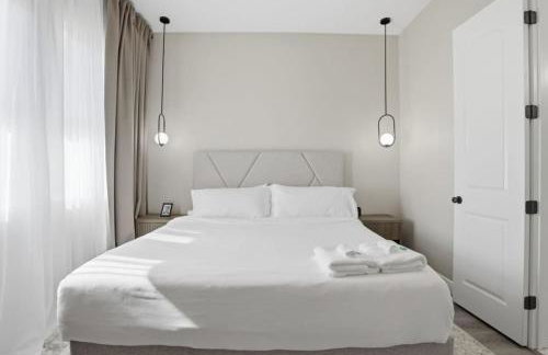 O30A Single-Story 2BR Townhome w King Beds, Workspace, Yard - Foto 18