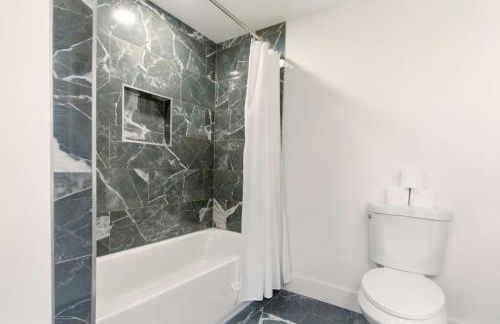 New Modern Updated Secure and Private Home - Foto 34