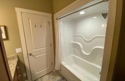 Paradise Point - 4BR Lakefront Haven Dock, Kayaks, & Cozy Firepit - Foto 49