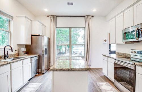 Montgomery Home with Pond Access, Fire Pit and More! - Foto 8