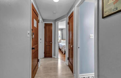 Gorgeous 2 Queen Bedroom Lower Apartment in North Buffalo with Free Driveway Parking - Foto 10